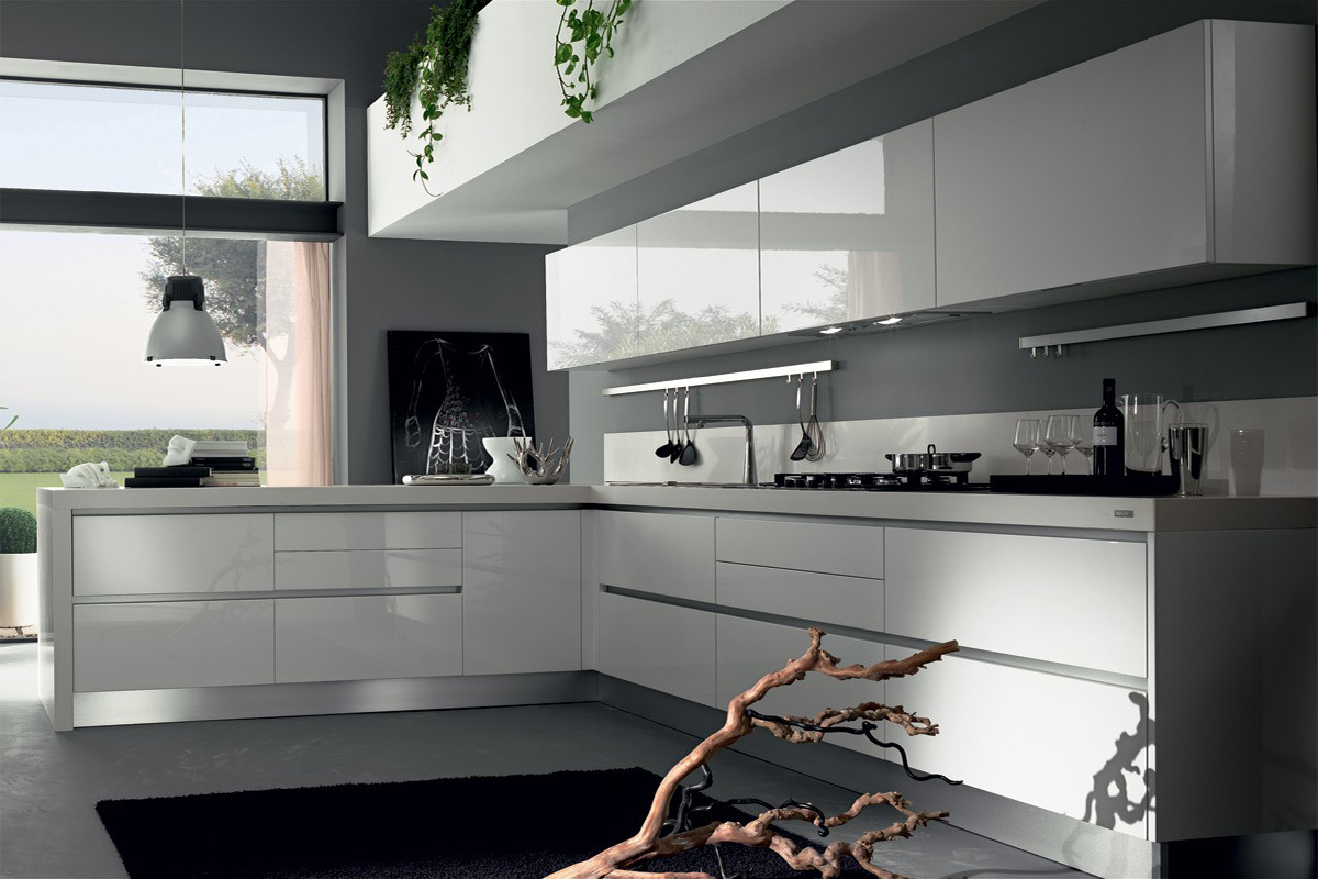 Primer plano de muebles blancos minimalistas con tiradores negros y  detalles de armarios de cocina